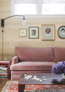Phòng khách với ghế sofa màu hồng