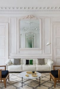 Phòng khách kiểu Pháp với ghế sofa trắng