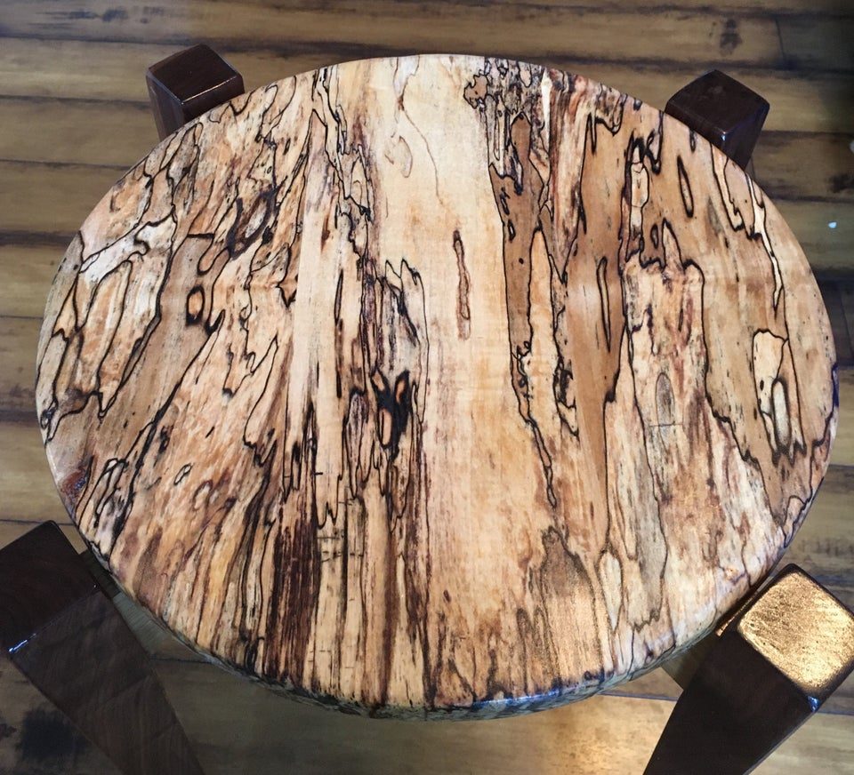 Cách phân biệt gỗ Spatled Maple trên mặt bàn 